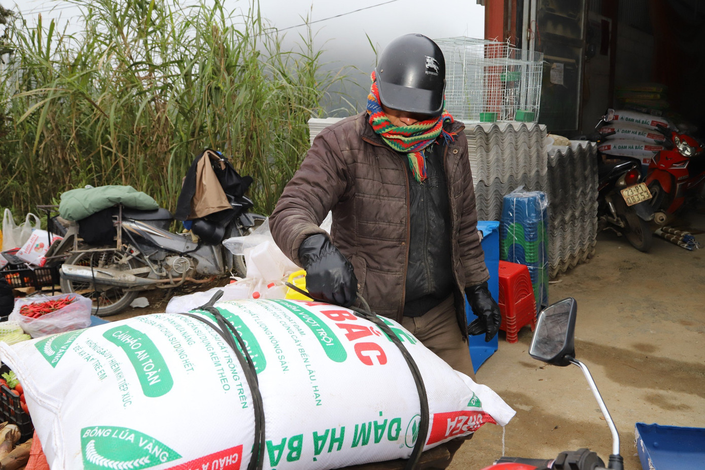 Chợ phiên vùng cao ngày thường đã đông vui, nhưng vào dịp giáp Tết, phiên chợ còn tấp nập hơn, bao nhiêu nông sản phục vụ nhu cầu đón Tết của bà con các dân tộc thiểu số lại được bày bán phong phú và đậm sắc màu.