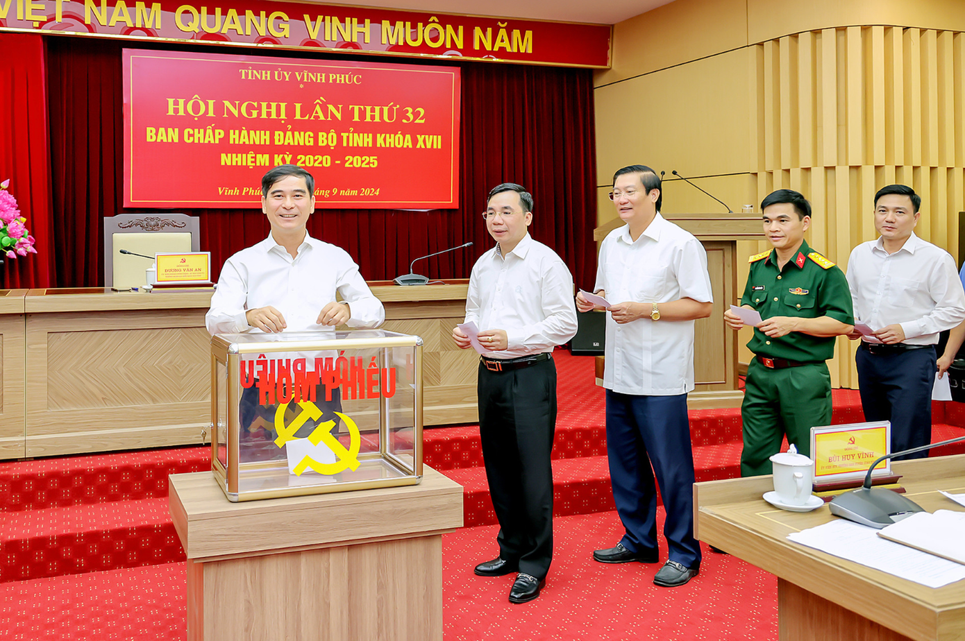 Bí thư Tỉnh ủy Vĩnh Phúc Dương Văn An cùng các đại biểu bỏ phiếu bầu bổ sung chức danh Phó Bí thư Tỉnh ủy. Ảnh: Khánh Linh