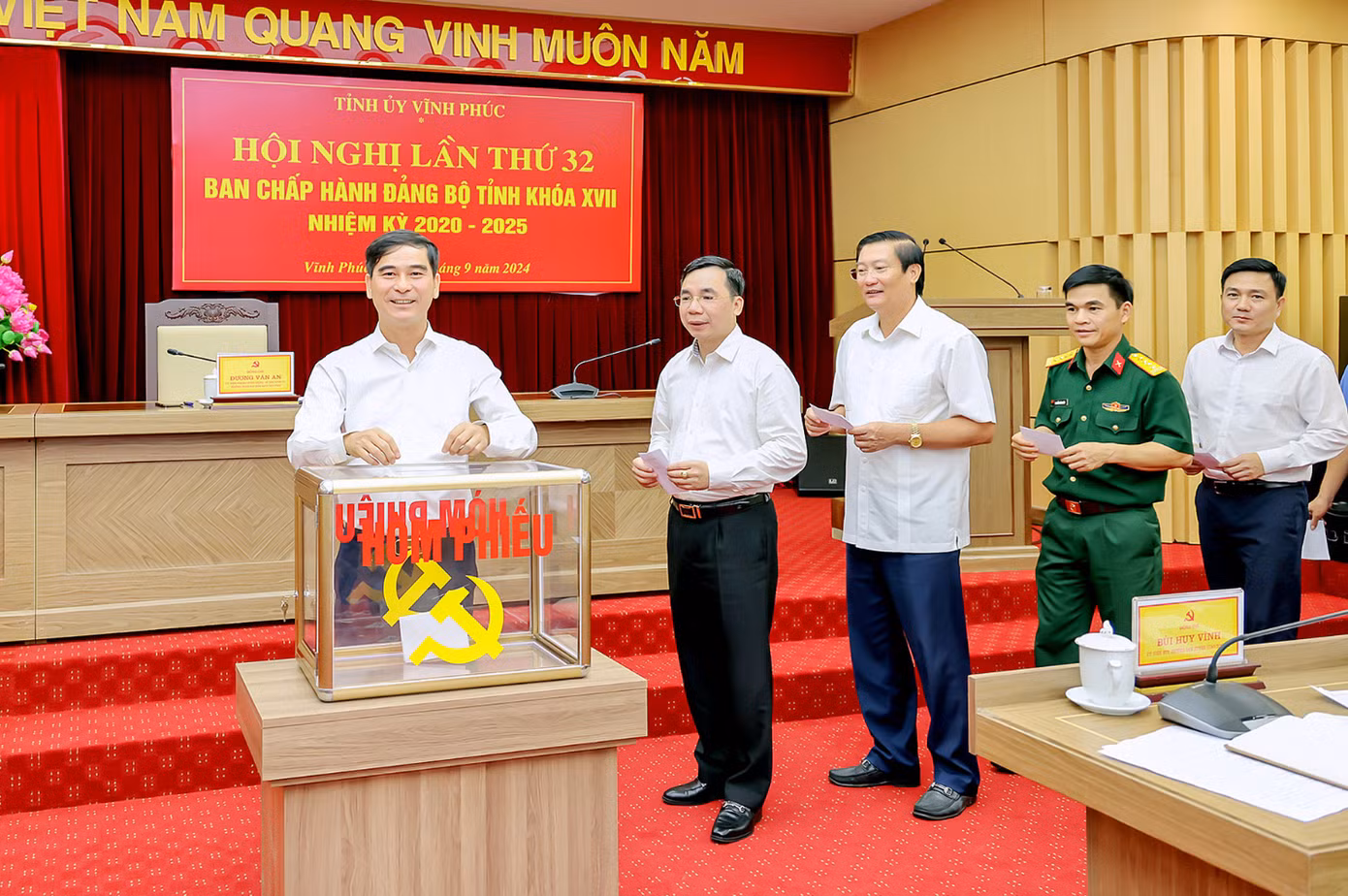 Bí thư Tỉnh ủy Vĩnh Phúc Dương Văn An cùng các đại biểu bỏ phiếu bầu bổ sung chức danh Phó Bí thư Tỉnh ủy. Ảnh: Khánh Linh