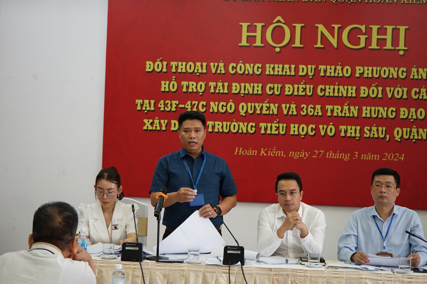 Đại diện Ban quản lý đầu tư xây dựng quận Hoàn Kiếm giải thích cho người dân liên quan đến điều chỉnh quy hoạch, chủ trương đầu tư và mức giá đền bù.