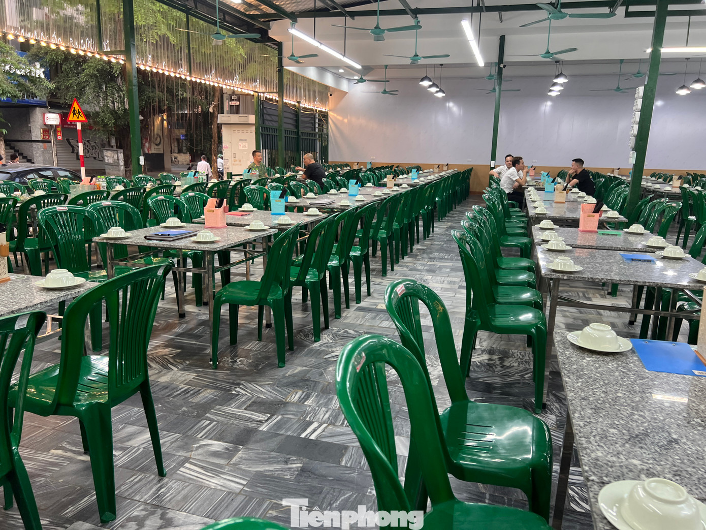 Quán bia mới khai trương tại quận Hai Bà Trưng thường xuyên tấp nập với hàng trăm bàn khách mỗi buổi cũng vắng vẻ. Theo một nhân viên quán, do quá nắng nóng khách có tâm lý ngại ra ngoài vào ban ngày, còn buổi tối quán vẫn đông kín bàn do nhu cầu "giải nhiệt" cao.