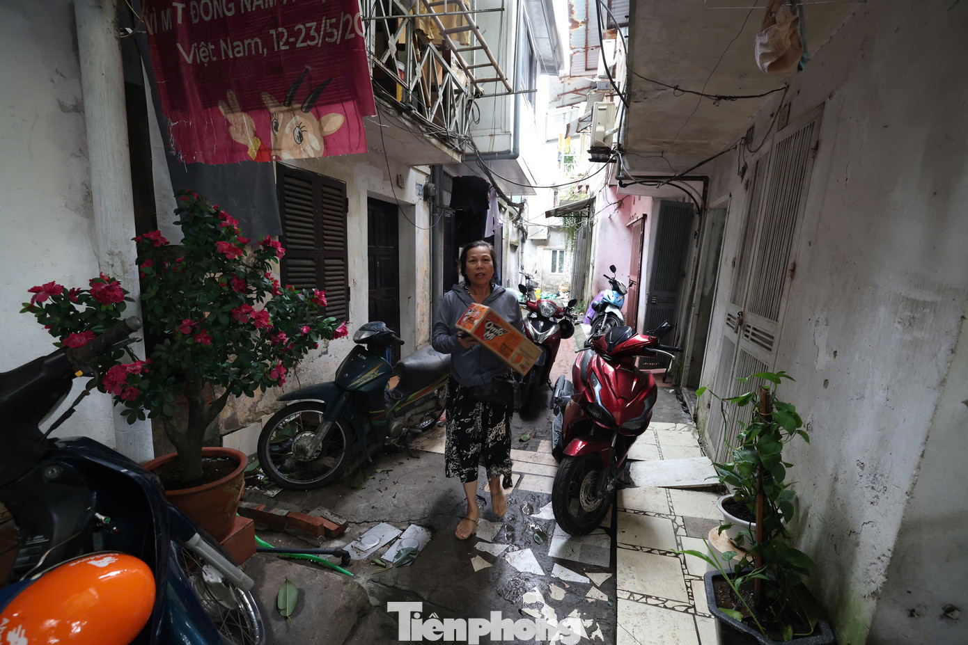 Một số người mua sẵn thực phẩm tích trữ trong trường hợp nước lũ dâng dài ngày Một số người mua sẵn thực phẩm tích trữ trong trường hợp nước lũ dâng dài ngày