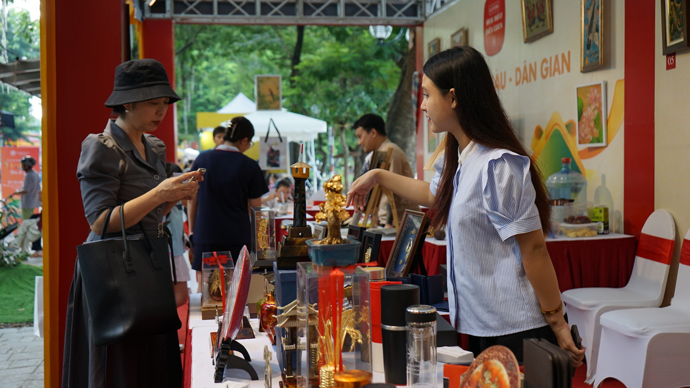 Xuyên suốt chiều dài lịch sử, Thăng Long - Hà Nội luôn là mảnh đất hội nhập văn hóa một cách toàn diện và sâu sắc, lắng đọng tinh hoa văn hiến ngàn đời, thể hiện qua những món quà tinh túy mang hồn cốt Kinh kỳ.