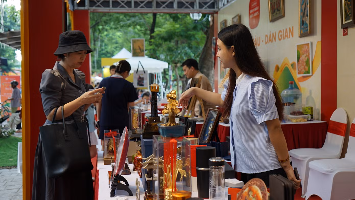 Xuyên suốt chiều dài lịch sử, Thăng Long - Hà Nội luôn là mảnh đất hội nhập văn hóa một cách toàn diện và sâu sắc, lắng đọng tinh hoa văn hiến ngàn đời, thể hiện qua những món quà tinh túy mang hồn cốt Kinh kỳ.