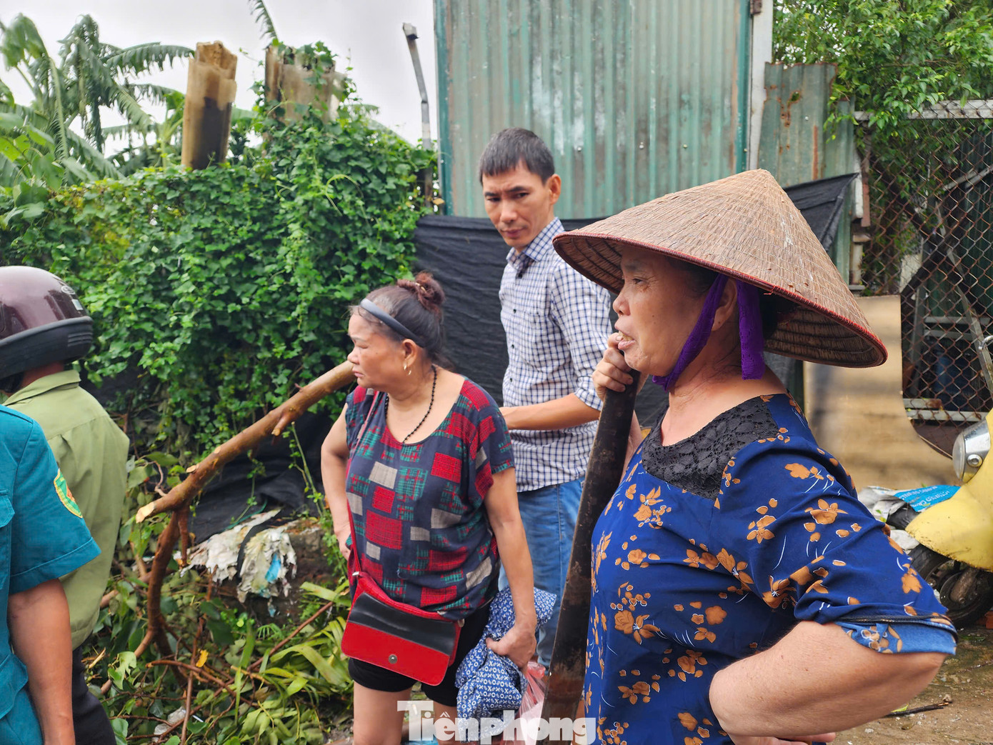 Bà Nguyễn Thị Hoa (người dân tại bãi sông) cho biết, đã nhiều năm không thấy nước lên cao như vậy. "Chỉ trong đêm qua nước đã lên cao 2, 3 mét, ngập đến mái nhà tôi", bà Hoa nói.