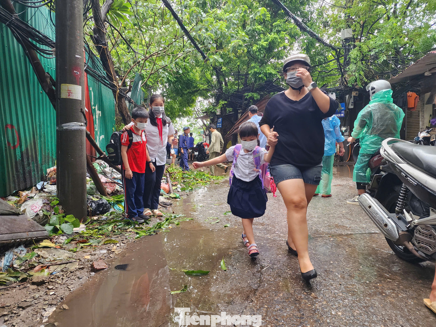 Khu vực cuối ngõ 76 An Dương (phường Yên Phụ, quận Tây Hồ), toàn bộ người dân đã được đưa ra ngoài an toàn. Cơ quan chức năng tiếp tục bố trí xuồng máy để di dời tài sản có giá trị.