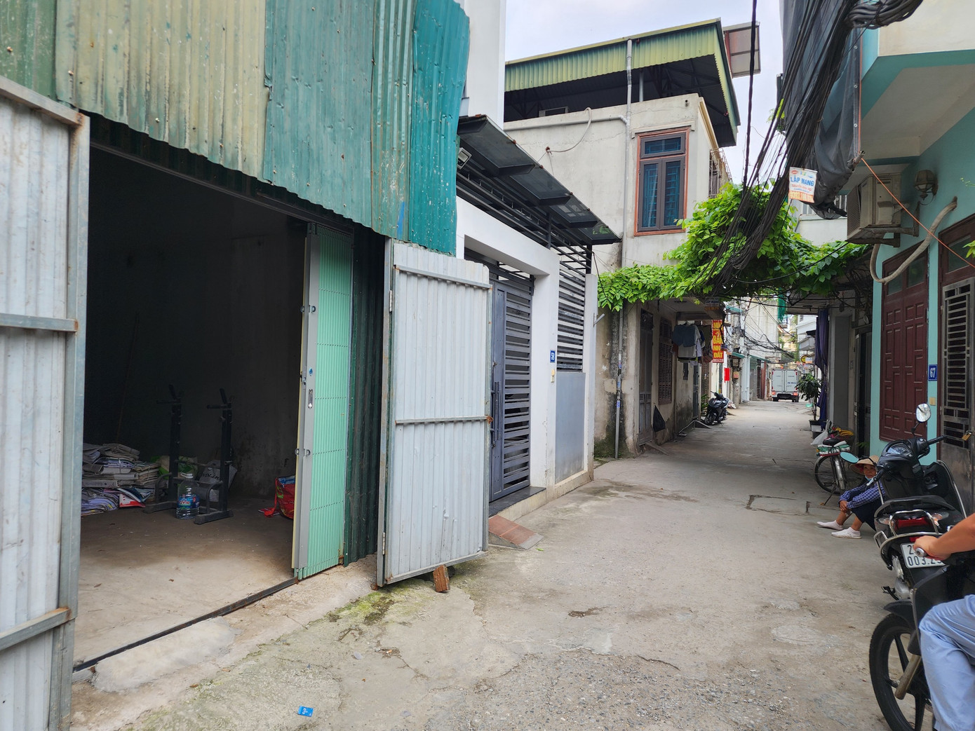 Một ngôi nhà bịt kín tôn trong ngõ 192 Lê Trọng Tấn, phường Định Công