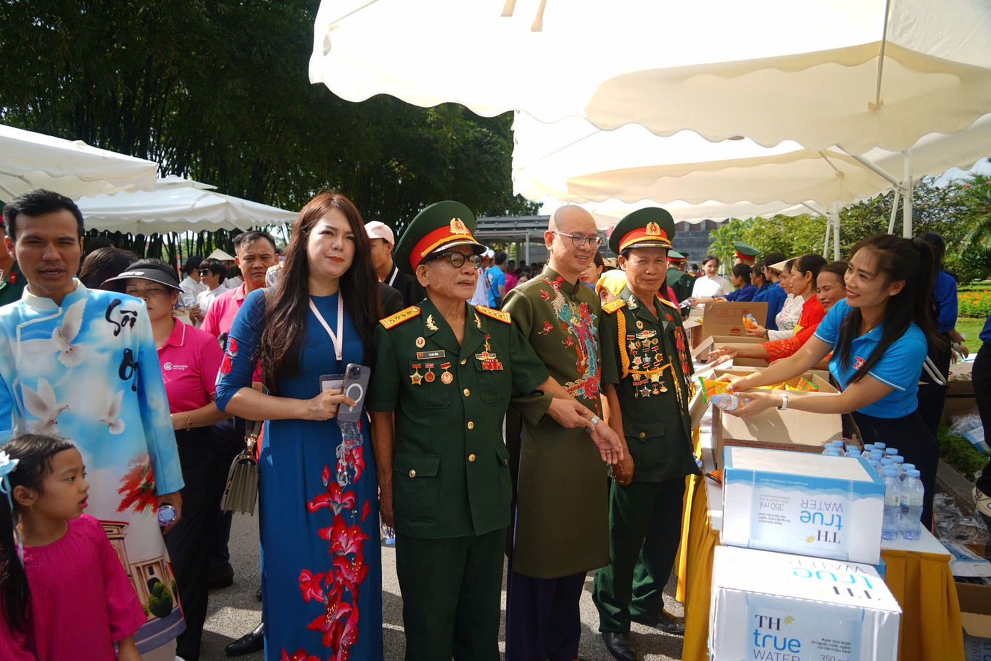 Sở Du lịch Hà Nội trao đồ ăn, nước uống miễn phí cho người dân vào Lăng viếng Bác.