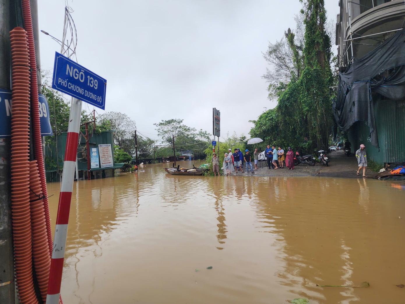 Tại quận Hoàn Kiếm, cuối đường Chương Dương Độ nước lên cao trong đêm. Ảnh: Trọng Tài Tại quận Hoàn Kiếm, cuối đường Chương Dương Độ nước lên cao trong đêm. Ảnh: Trọng Tài