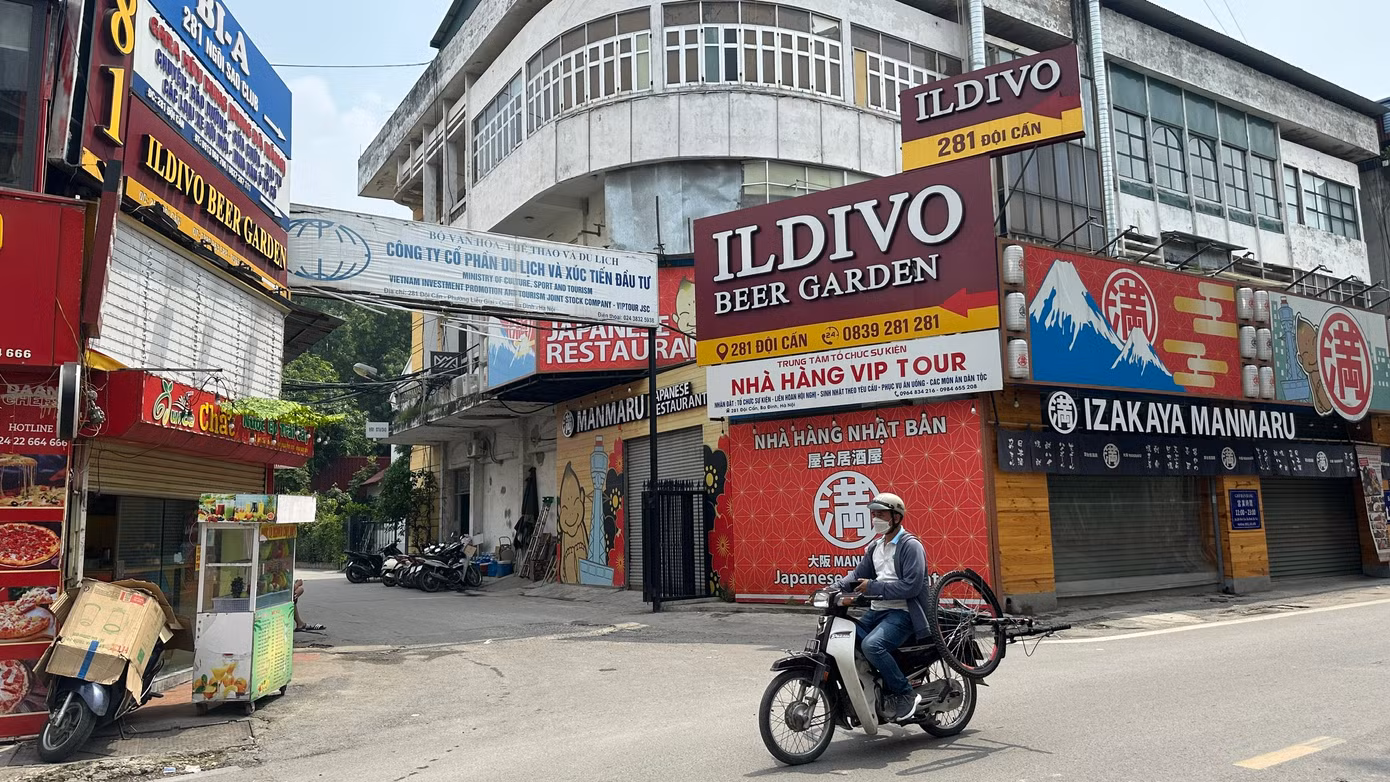 Sở Xây dựng Hà Nội đã tham mưu UBND thành phố 2 phương án. Một là gia hạn thời gian thuê nhà chuyên dùng do Công ty TNHH MTV Quản lý và Phát triển nhà Hà Nội được giao quản lý, khai thác hết ngày 31/12/2024. Hai là chờ đến khi Chính phủ ban hành Nghị định về việc quản lý, sử dụng và khai thác nhà, đất là tài sản công không sử dụng vào mục đích để ở, giao cho tổ chức có chức năng quản lý, kinh doanh nhà địa phương quản lý, khai thác.