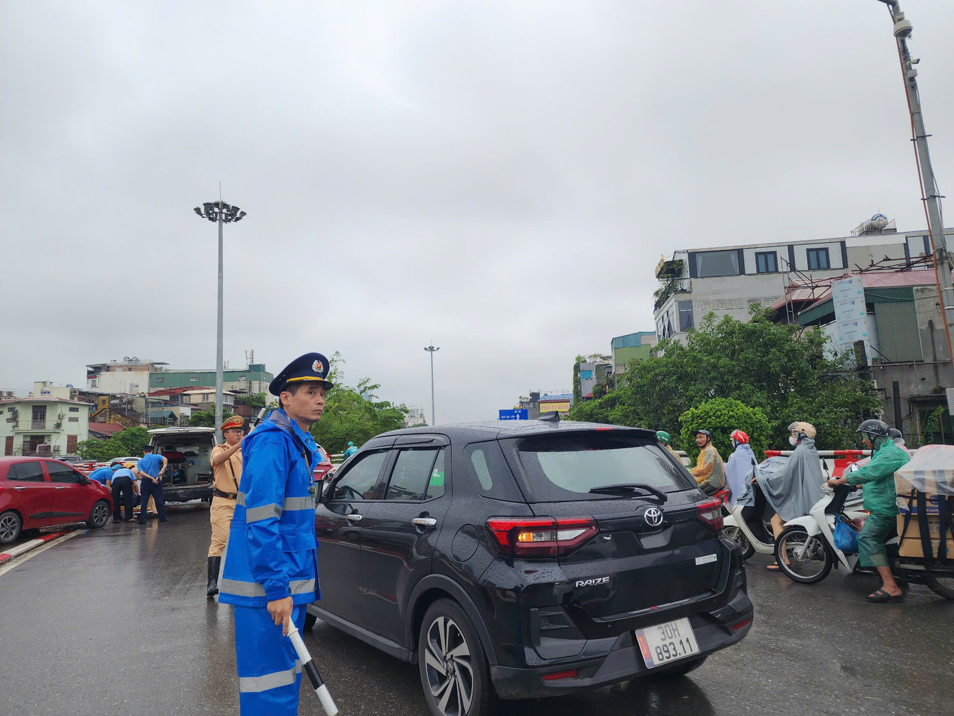 Có mặt tại cầu Chương Dương, ông Đặng Tiến Nam - Đội trưởng Đội Thanh tra GTVT quận Hoàn Kiếm cho biết, các biển bổ sung đã hoàn thành lắp đặt từ 7h15'. Cơ quan chức năng liên tục điều tiết giao thông, cùng việc tuyên truyền rộng rãi trên các phương tiện thông tin đại chúng nên nhiều lái xe đã nắm được và chuyển hướng đi các cầu Vĩnh Tuy, Thanh Trì...