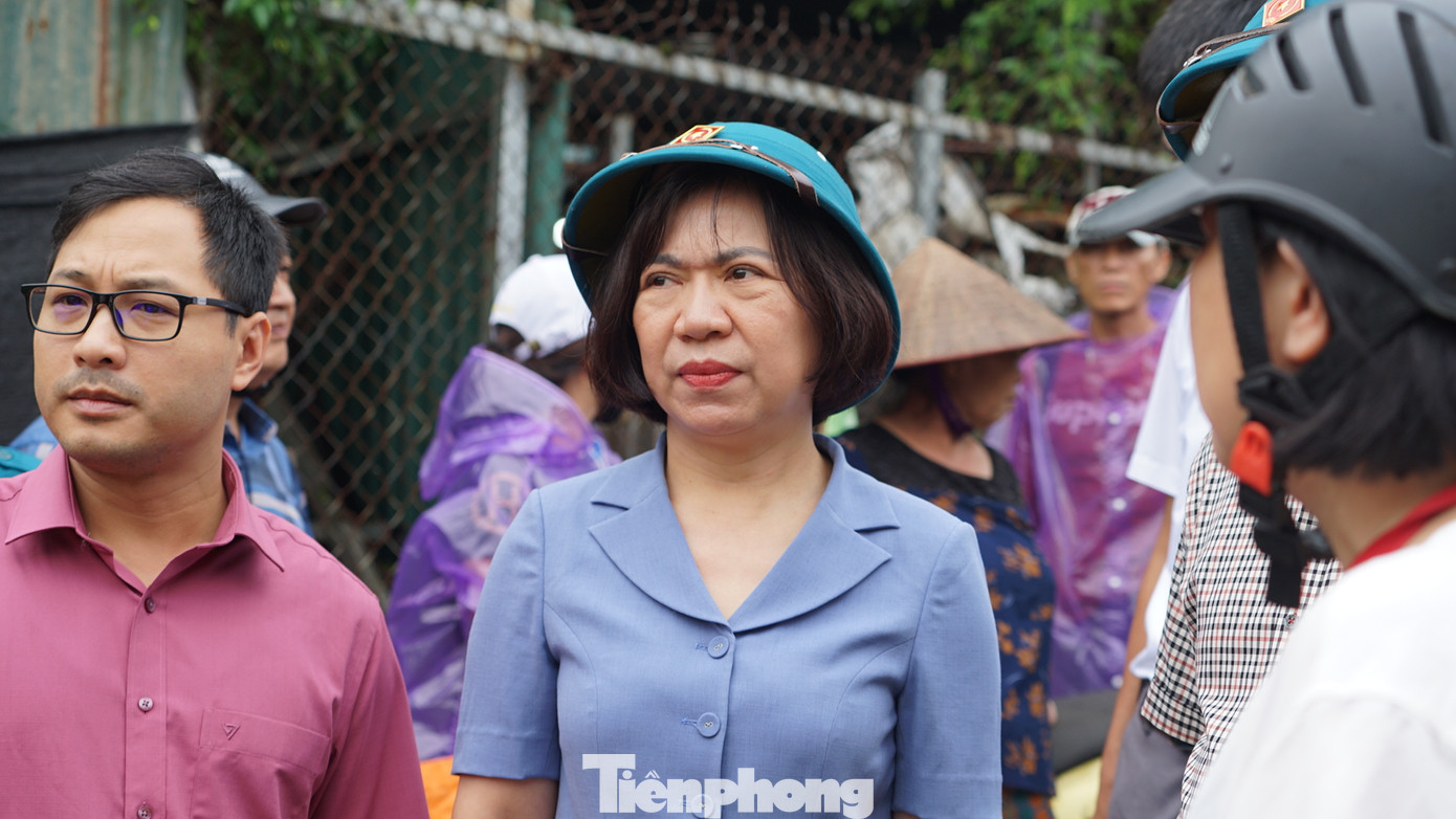 Trao đổi với PV Tiền Phong tại điểm ngập bãi bồi sông Hồng, Bí thư quận ủy Tây Hồ - bà Lê Thị Thu Hằng cho biết, quận đã chuẩn bị các phương án trước, trong và sau cơn bão số 3. Để chuẩn bị cho tình huống nước sông Hồng lên cao, tối qua quận đã triển khai chủ động đưa toàn bộ người dân ra khỏi khu vực nguy hiểm.