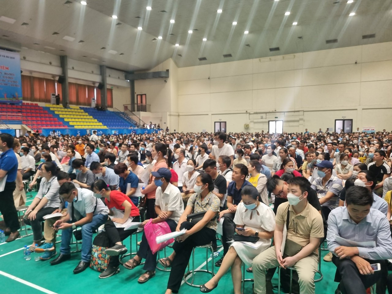 Hàng nghìn người dân xếp hàng bốc thăm mua nhà xã hội Trung Văn tháng 5/2023