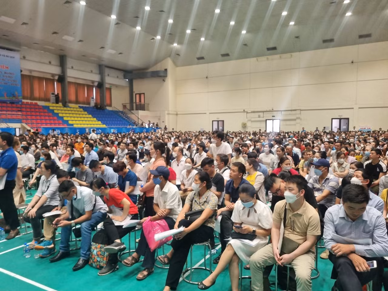 Hàng nghìn người dân xếp hàng bốc thăm mua nhà xã hội Trung Văn tháng 5/2023
