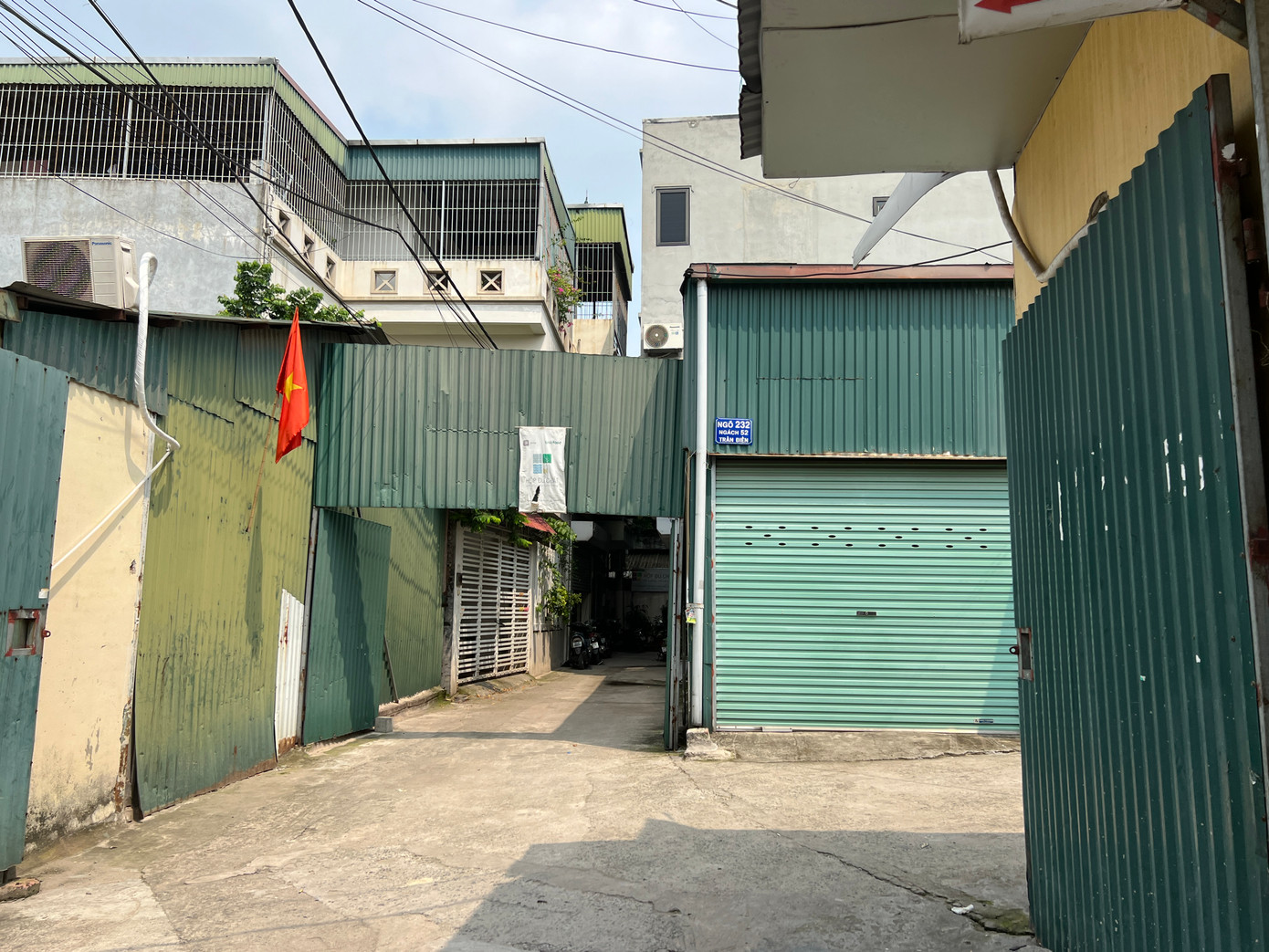 Báo cáo của quận Hoàng Mai nêu rõ: Thời gian vừa qua, trên địa bàn phường này phát sinh một số vi phạm về công tác quản lý đất đai, trật tự xây dựng gây bức xúc dư luận. Về việc này, UBND quận Hoàng Mai đã ban hành nhiều văn bản yêu cầu phường Định Công kiểm tra, xử lý dứt điểm. Tuy nhiên đến nay, tình hình vi phạm trên địa bàn phường vẫn còn tồn tại với chiều hướng phức tạp.