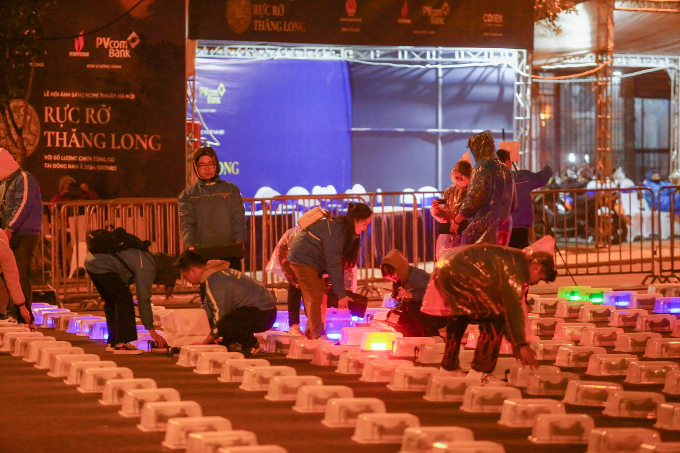 Để đáp ứng tốt nhất nhu cầu theo dõi của người dân, ban tổ chức bố trí 10 điểm lắp đặt hệ thống âm thanh và màn hình tường thuật trực tiếp xung quanh khu vực hồ Tây.