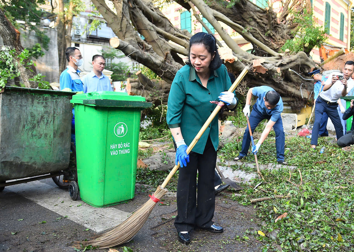Ngay sau đó, Bí thư Thành ủy Bùi Thị Minh Hoài đã đi kiểm tra tình hình thực hiện tổng vệ sinh và tham gia vệ sinh môi trường cùng người dân quận Hoàn Kiếm trong khuôn viên nhà biệt thự cổ thuộc diện bảo tồn ở số 49 phố Trần Hưng Đạo.
