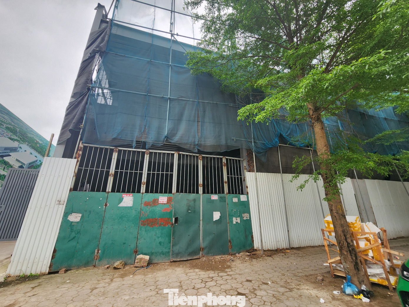 Ông Chử Mạnh Hùng, Chủ tịch UBND phường Nghĩa Đô, quận Cầu Giấy vừa bị khởi tố, tạm giam với cáo buộc nhận hối lộ một tỷ đồng. Ông Hùng bị Cơ quan Cảnh sát điều tra Công an Hà Nội cáo buộc nhận số tiền trên để "làm ngơ" cho công trình xây dựng không có giấy phép trên diện tích đất 1.400 m2 thuộc phường Nghĩa Đô được tồn tại, tiếp tục thi công, hoàn thiện.