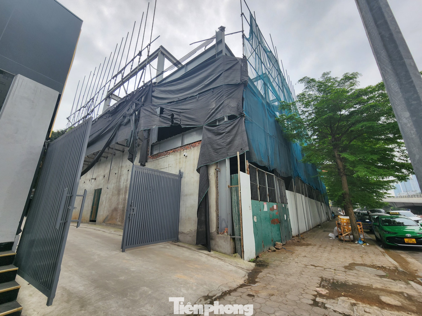 Phía trong công trình dang dở này hiện có nhiều công nhân thuê sinh hoạt