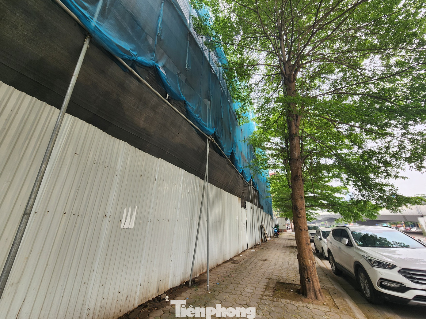 Theo người dân quanh đây, công trình xây dựng từ nhiều năm trước, nhưng sau đó bị đình chỉ không thấy hoàn thiện.