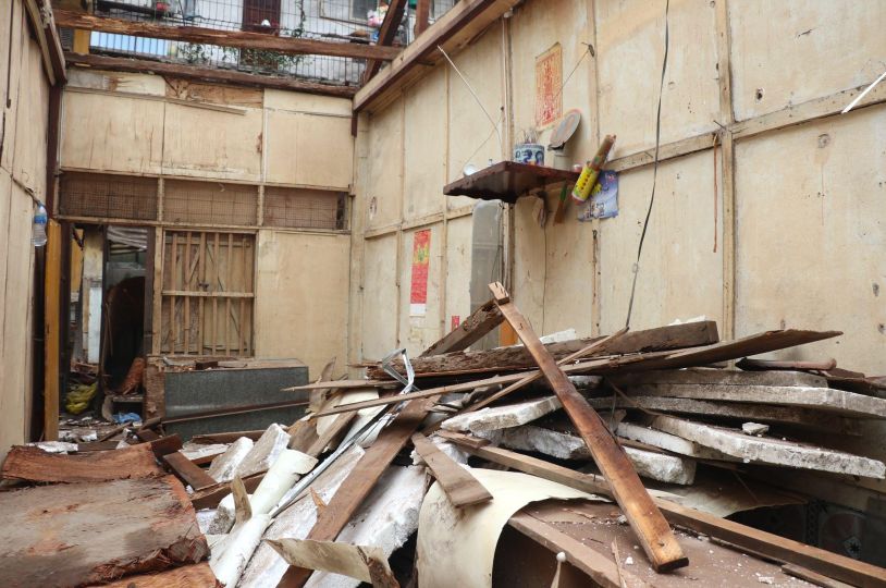 Xây dựng từ những năm 1950, 17 khu tập thể bằng gỗ hiện được đánh giá nguy hiểm cấp D, buộc phải tháo dỡ. Xây dựng từ những năm 1950, 17 khu tập thể bằng gỗ hiện được đánh giá nguy hiểm cấp D, buộc phải tháo dỡ.