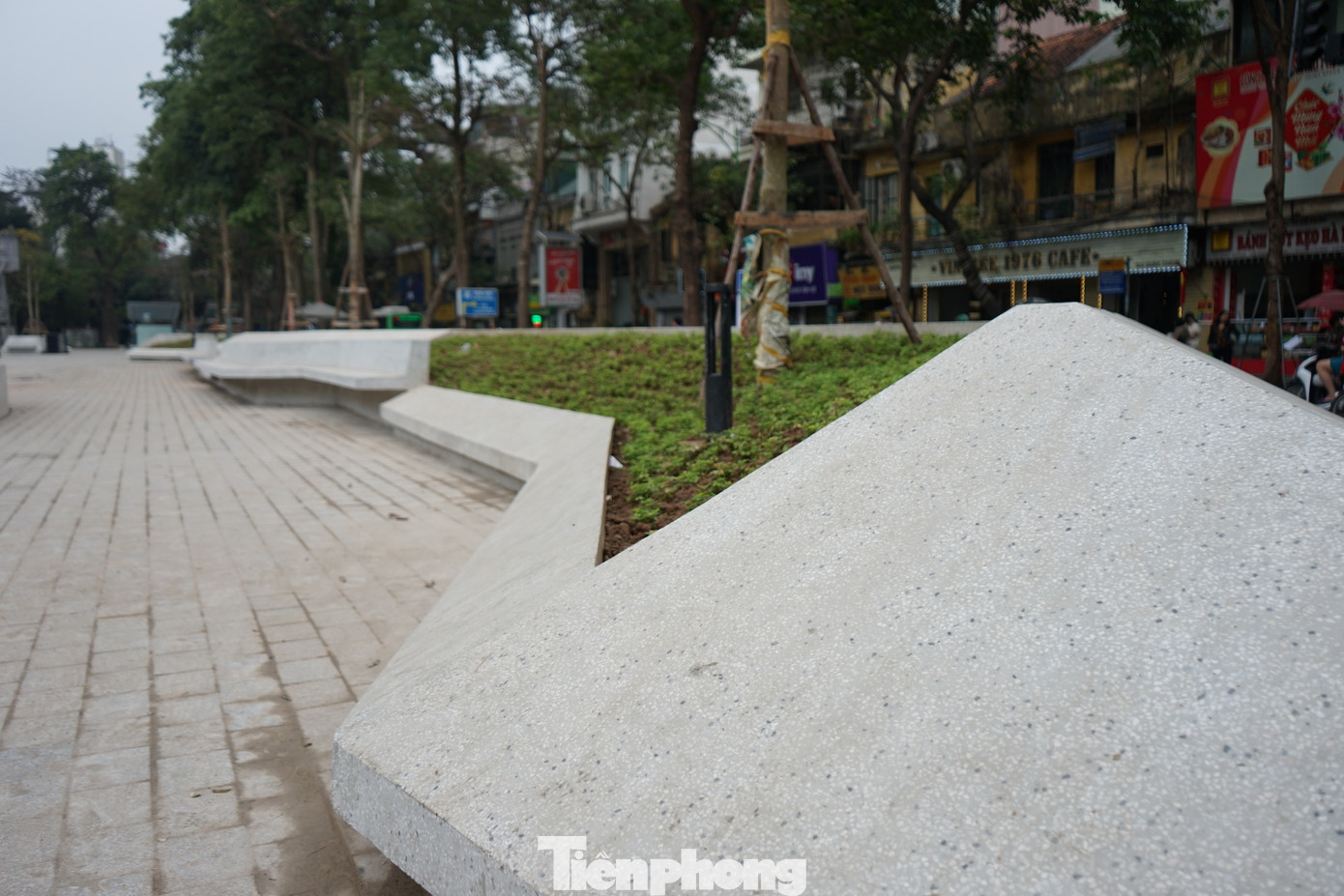 Nhiều người dân cho rằng, vườn hoa Vạn Xuân sau cải tạo bị bê tông hóa nhiều, các mảng bê tông góc cạnh làm mất đi vẻ đẹp vốn có.