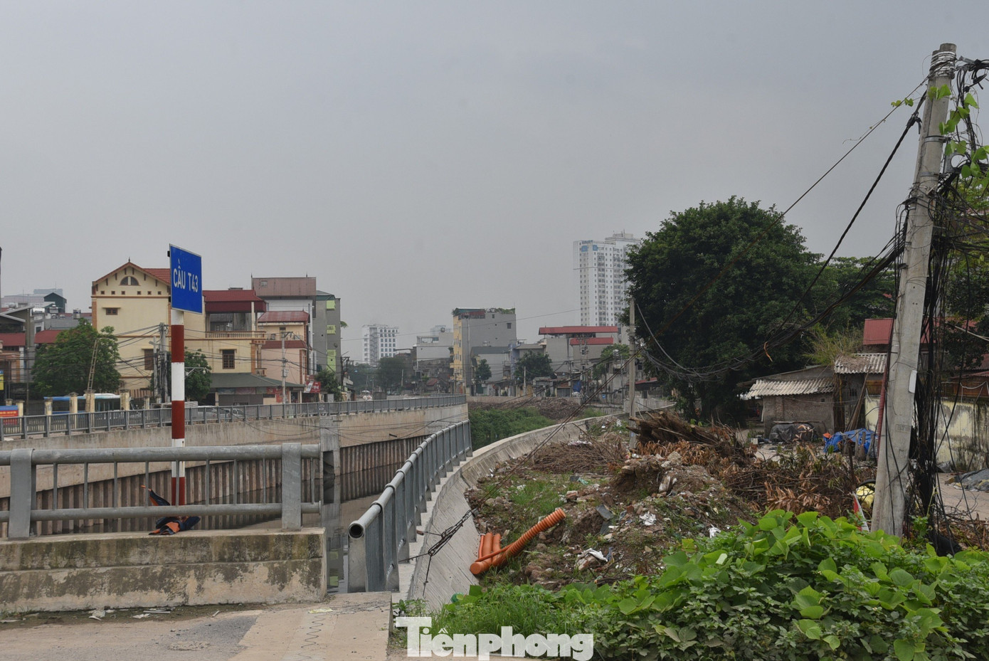 Do một số đoạn thuộc hạng mục kênh dẫn La Khê chậm tiến độ nên đến nay các nhà thầu chưa thể thi công đồng bộ tuyến đường giao thông hai bên bờ kênh. Việc này đã và đang ảnh hưởng đến môi trường sống, đi lại... của người dân sống hai bên bờ kênh. Do một số đoạn thuộc hạng mục kênh dẫn La Khê chậm tiến độ nên đến nay các nhà thầu chưa thể thi công đồng bộ tuyến đường giao thông hai bên bờ kênh. Việc này đã và đang ảnh hưởng đến môi trường sống, đi lại... của người dân sống hai bên bờ kênh.