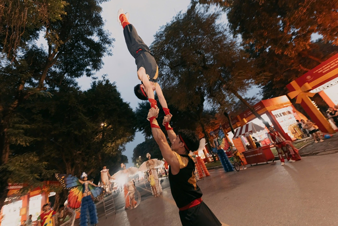 Các chương trình biểu diễn đường phố diễn ra xuyên suốt 3 ngày.