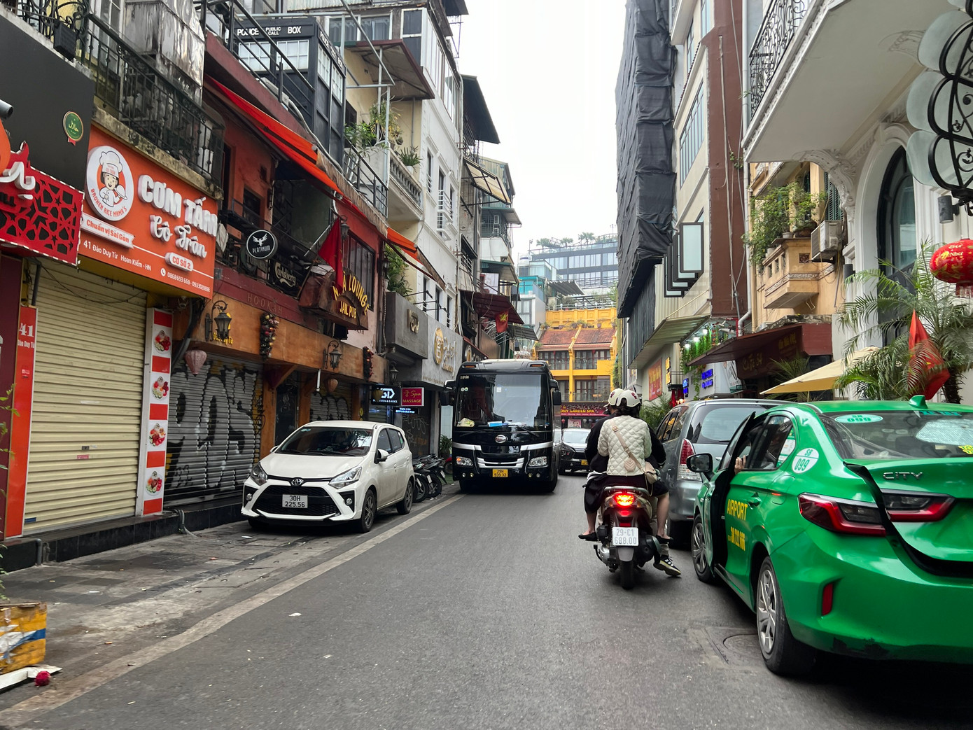 Từ khoảng 7h sáng, xe khách bắt đầu nối đuôi nhau đón khách trên các tuyến phố cổ. Trên ảnh là xe 29 chỗ đón khách tại phố Mã Mây rồi sang phố Đào Duy Từ (phường Hàng Buồm) để tiếp tục đón khách.