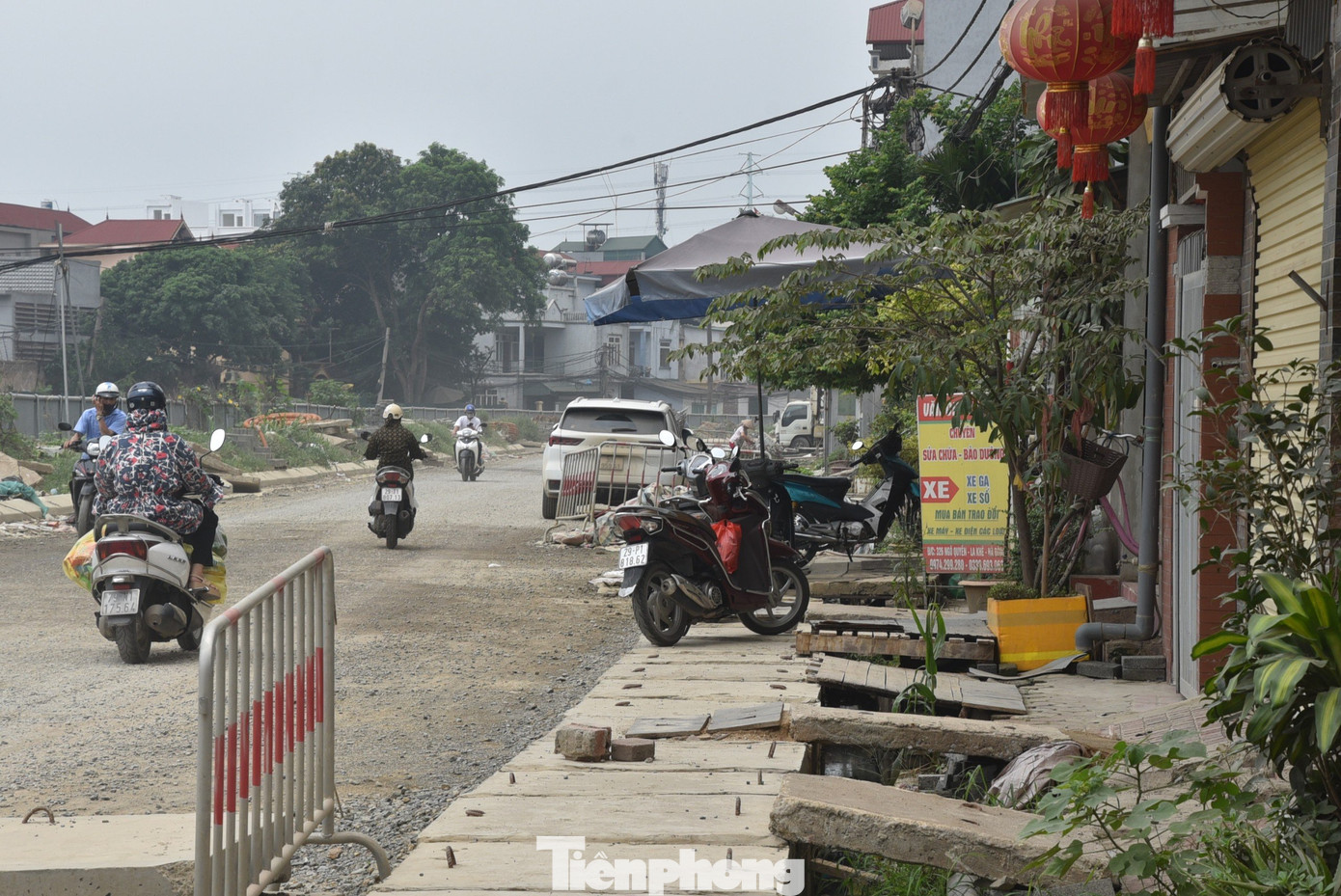 Đại diện Ban Quản lý và Duy tu các công trình nông nghiệp, nông thôn (Sở NN&PTNT Hà Nội) cho biết, có mặt bằng ở đâu chủ đầu tư chỉ đạo ngay nhà thầu thi công. "Ban quản lý rất mong sớm nhận mặt bằng để dồn nhân lực triển khai dự án trên toàn tuyến", đại diện ban chia sẻ. Đại diện Ban Quản lý và Duy tu các công trình nông nghiệp, nông thôn (Sở NN&PTNT Hà Nội) cho biết, có mặt bằng ở đâu chủ đầu tư chỉ đạo ngay nhà thầu thi công. "Ban quản lý rất mong sớm nhận mặt bằng để dồn nhân lực triển khai dự án trên toàn tuyến", đại diện ban chia sẻ.