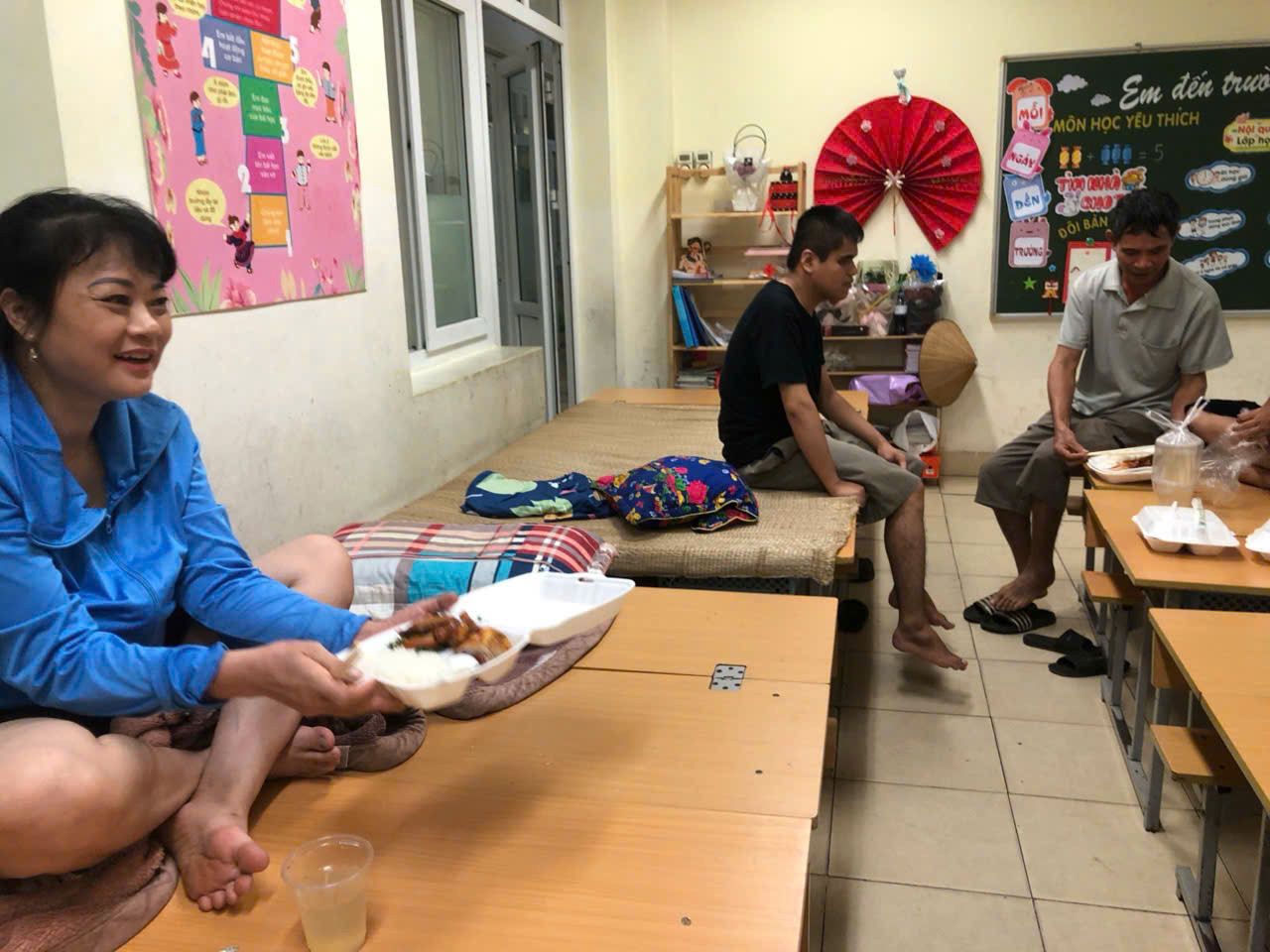 Một số người dân được vận động di dời, tránh bão tại trường học trên địa bàn Một số người dân được vận động di dời, tránh bão tại trường học trên địa bàn