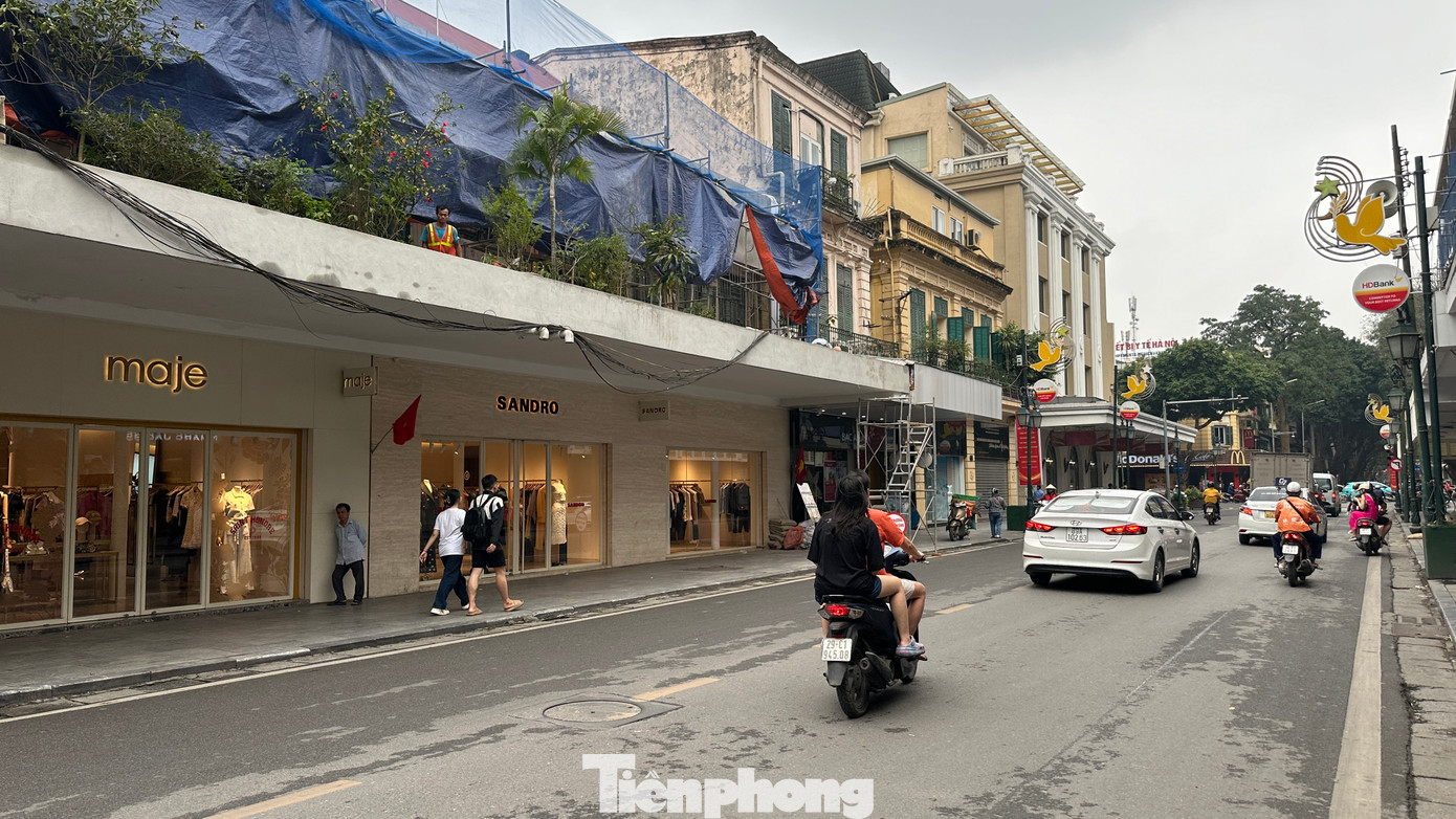 Theo nhà văn Uông Lâm, Tràng Tiền từng là một phố trung tâm của người Pháp trong thời kỳ tạm chiếm. Không có con phố nào ở Hà Nội thời đó tập trung nhiều cửa hàng, hiệu buôn, hiệu thuốc, nhà hàng và những gì gọi là văn minh của nước Pháp nhiều như ở Tràng Tiền.
