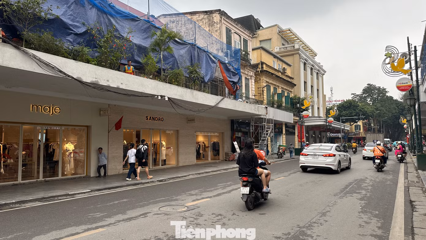 Theo nhà văn Uông Lâm, Tràng Tiền từng là một phố trung tâm của người Pháp trong thời kỳ tạm chiếm. Không có con phố nào ở Hà Nội thời đó tập trung nhiều cửa hàng, hiệu buôn, hiệu thuốc, nhà hàng và những gì gọi là văn minh của nước Pháp nhiều như ở Tràng Tiền.