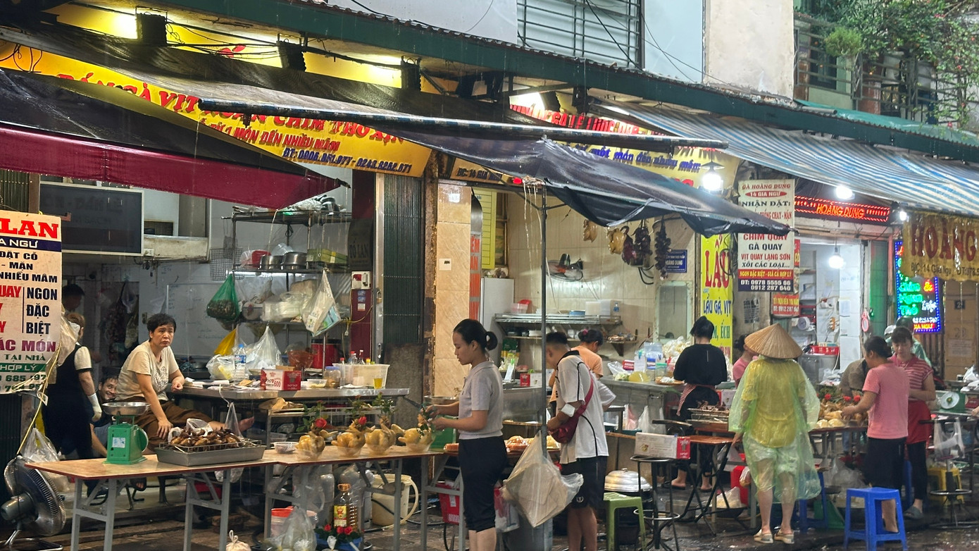 Theo ghi nhận, các quầy bán hàng giảm đi khá nhiều so với ngày thường. Người đi chợ cũng thưa vắng.