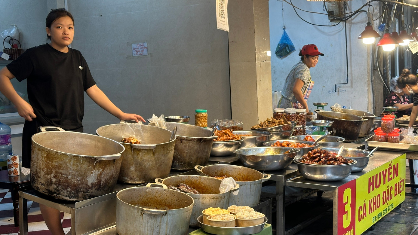 Chủ một cửa hàng chuyên cá kho, thịt kho cho biết, người dân chủ yếu mua thực phẩm từ ngày 5, 6/9 để chuẩn bị lương thực cho ngày mưa bão. Hôm nay (7/9) thì hầu như không có khách. "Giá cả thịt kho, cá kho vẫn như ngày thường, không thay đổi", người này chia sẻ.