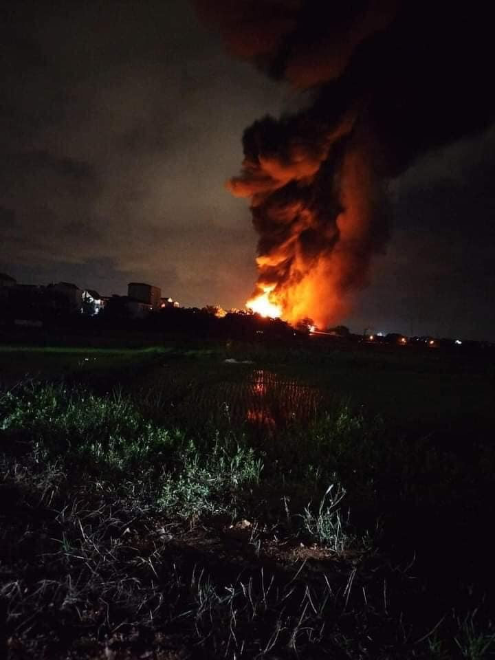 Đám cháy có cột khói nhìn thấy được khi đứng cách xa cả cây số. Ảnh: MXH Đám cháy có cột khói nhìn thấy được khi đứng cách xa cả cây số. Ảnh: MXH