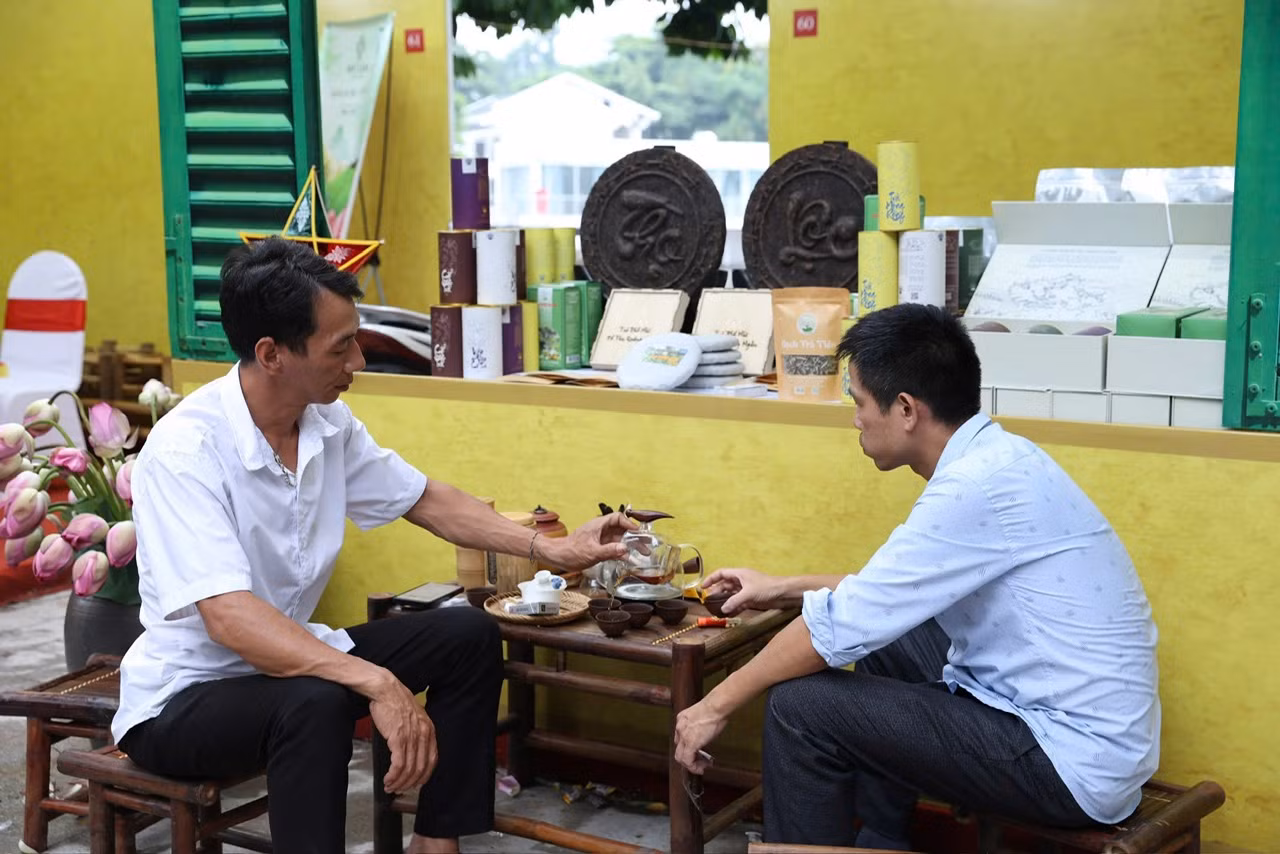 Một số người chọn ngồi thưởng trà sen.