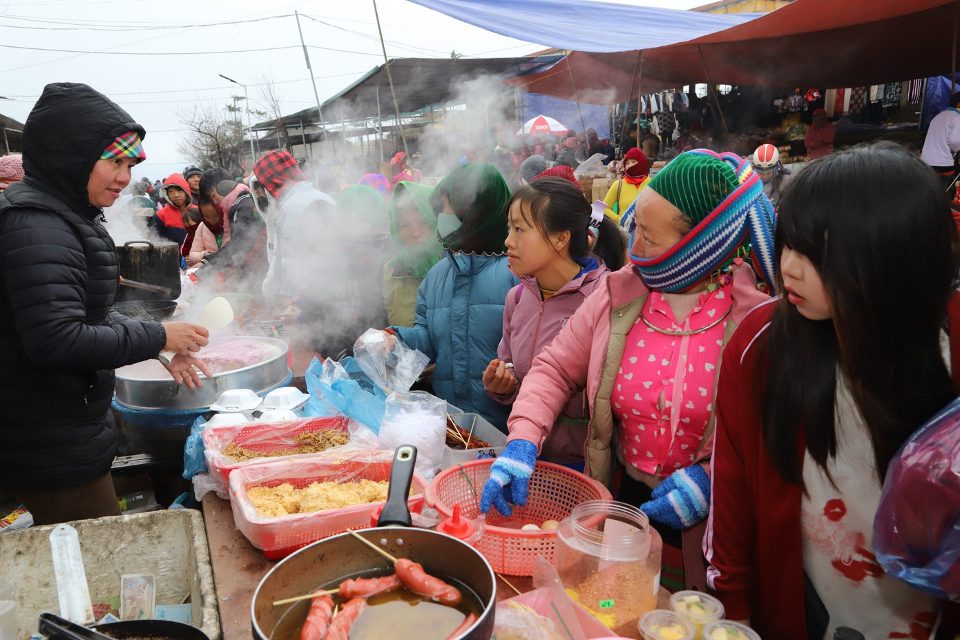 Được biết đến là phiên chợ độc đáo trên địa bàn huyện Mèo Vạc, chợ phiên Lũng Pù ngày giáp Tết khá đông, đặc biệt là vẫn giữ được bản sắc.