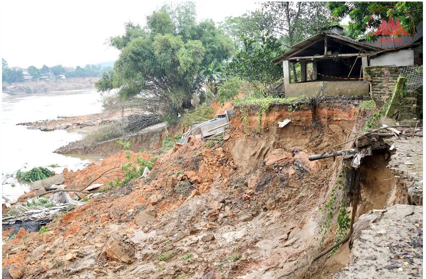 Sạt lở gây nguy hiểm tại bờ tả sông Lô. Ảnh: Báo Vĩnh Phúc Sạt lở gây nguy hiểm tại bờ tả sông Lô. Ảnh: Báo Vĩnh Phúc