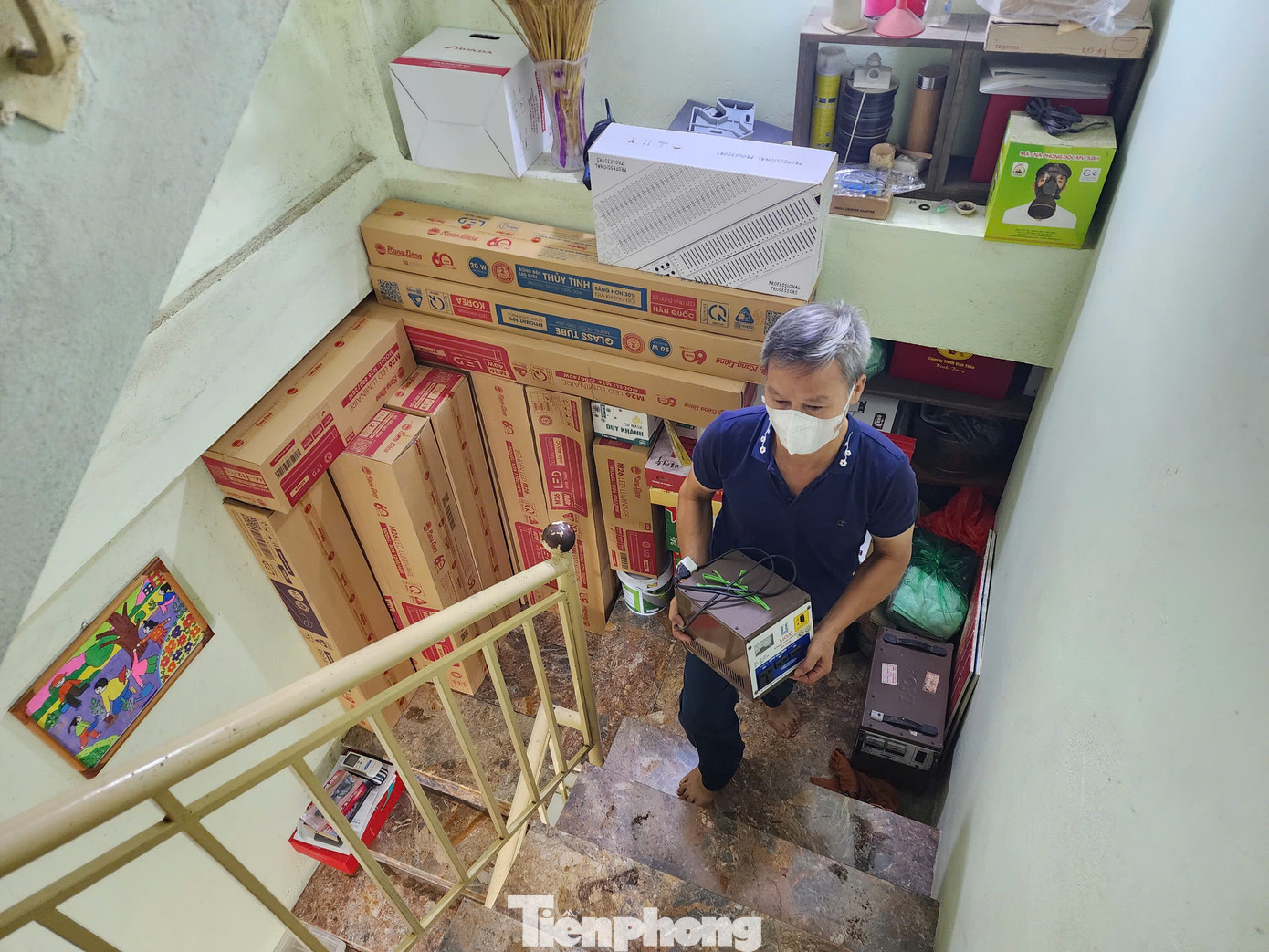 Ông Hà Phúc Khánh (ngõ 160 Bạch Đằng) cho biết, toàn bộ đồ điện đã được ông chuyển lên tầng 2 trong sáng 10/9, sẵn sàng đón lũ.