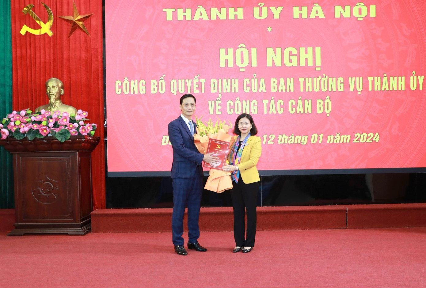 Phó Bí thư Thường trực Thành ủy Hà Nội Nguyễn Thị Tuyến trao quyết định và tặng hoa ông Lê Thanh Nam. Ảnh: Quang Thái Phó Bí thư Thường trực Thành ủy Hà Nội Nguyễn Thị Tuyến trao quyết định và tặng hoa ông Lê Thanh Nam. Ảnh: Quang Thái