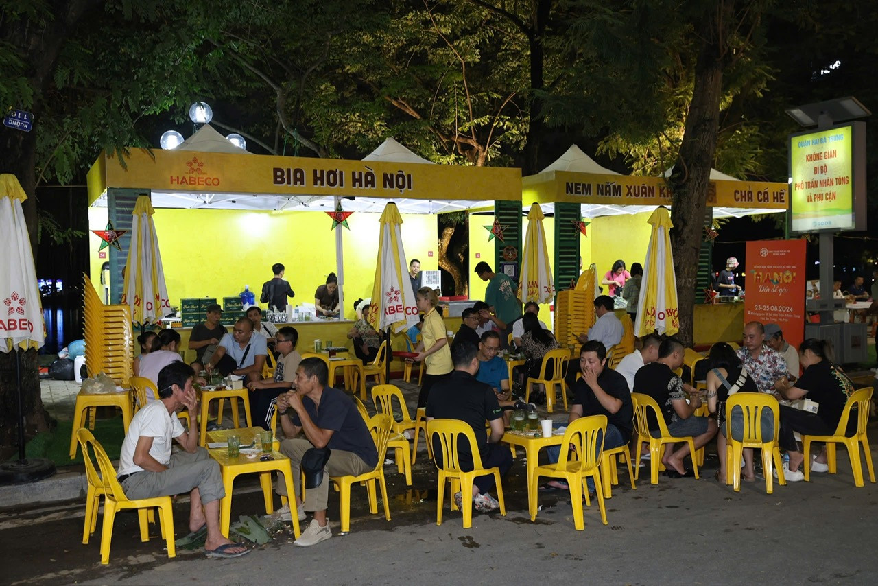 Đông khách uống bia hơi Hà Nội.