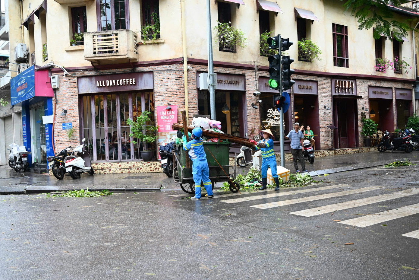 Do đó, khối lượng dọn dẹp sau bão là rất lớn