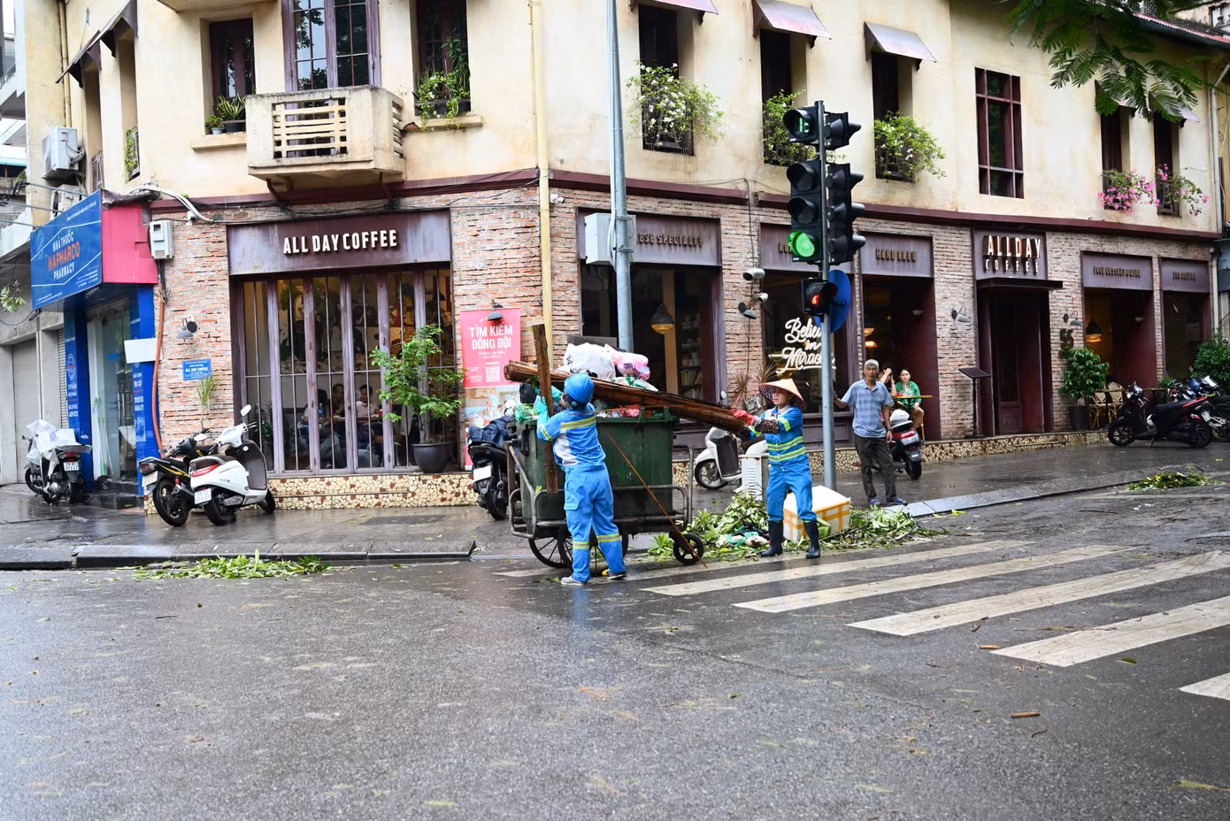 Do đó, khối lượng dọn dẹp sau bão là rất lớn