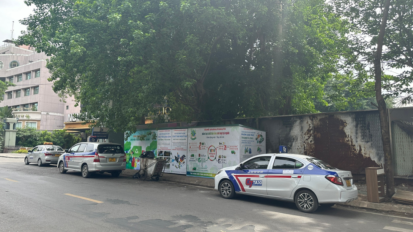 Bà Nguyễn Thị Hoa (phường Thành Công, quận Ba Đình) cho biết, trước đây khi dọn nhà, bàn ghế, tủ vứt đi bên môi trường người ta không thu cho. Thay vì vứt trộm hay phải thuê đơn vị khác mang đi xử lý giờ có điểm thu gom nên người dân rất hoan nghênh.