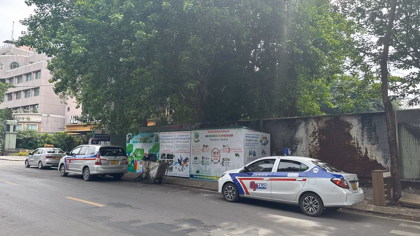 Bà Nguyễn Thị Hoa (phường Thành Công, quận Ba Đình) cho biết, trước đây khi dọn nhà, bàn ghế, tủ vứt đi bên môi trường người ta không thu cho. Thay vì vứt trộm hay phải thuê đơn vị khác mang đi xử lý giờ có điểm thu gom nên người dân rất hoan nghênh.
