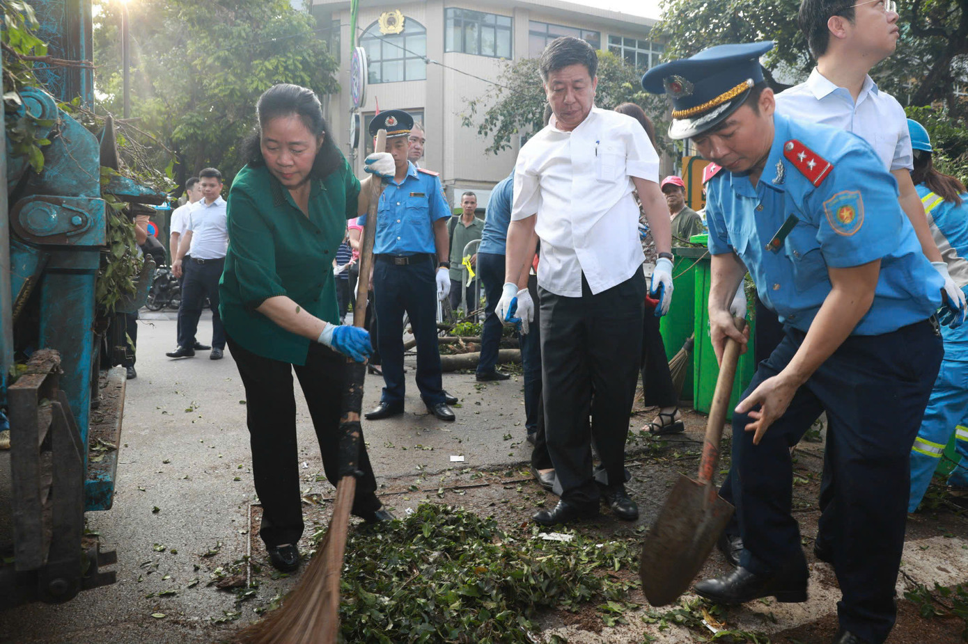 Bí thư Thành uỷ Hà Nội cũng chỉ đạo các địa phương, đối với những cây bật gốc còn cứu được phải nhanh chóng trồng lại; đồng thời rà soát, cắt cành những cây chưa đổ, đảm bảo an toàn trong thời gian tới…