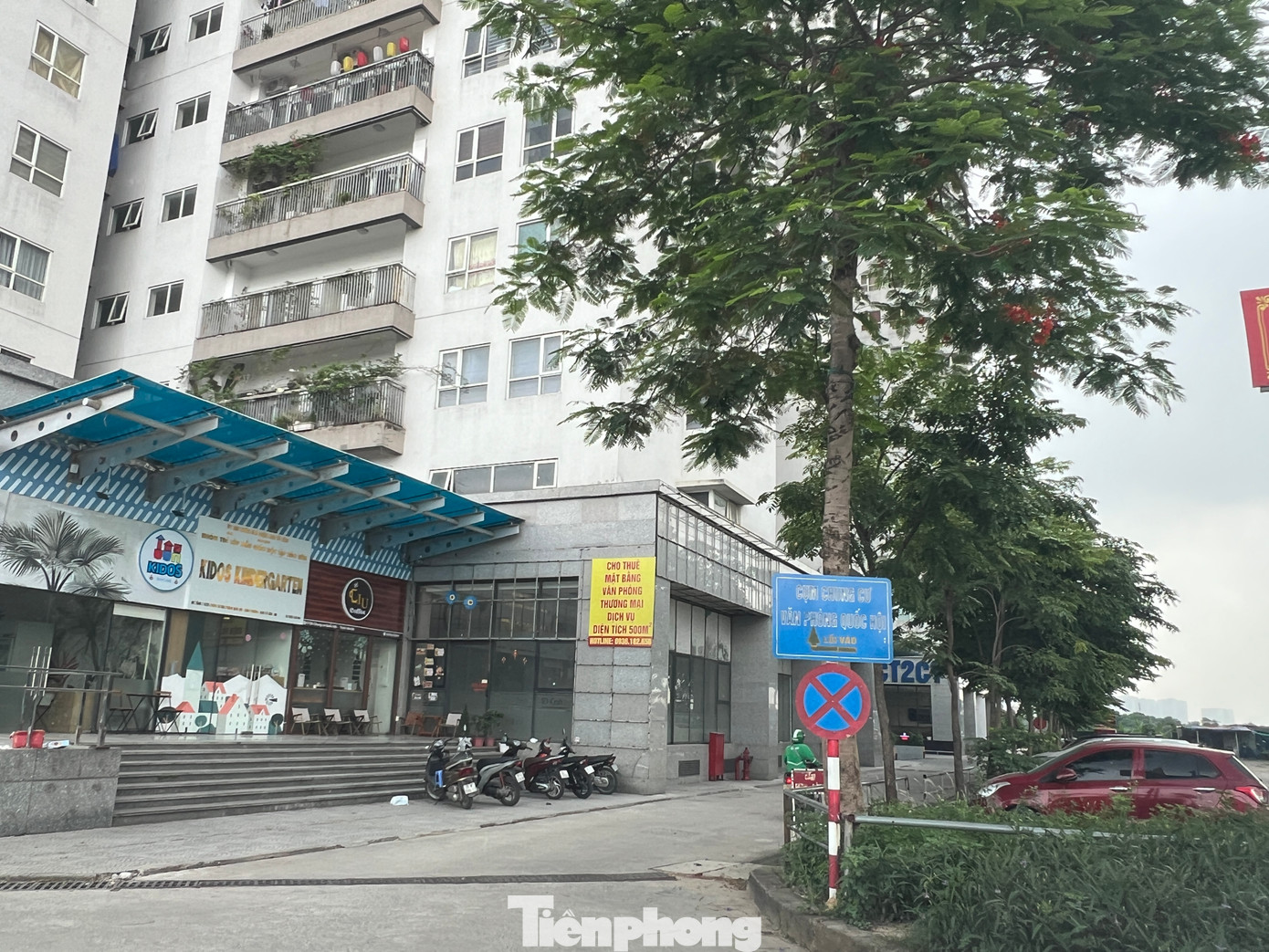 Đối với bãi xe tại tổ dân phố số 8 (dưới chân cụm chung cư Văn phòng Quốc hội), đại diện UBND phường Xuân Phương cho biết, đây là bãi xe tạm không thu phí. Được biết, do nhu cầu gửi xe tăng cao, hầm chung cư không đủ đáp ứng nên Ban quản trị tòa nhà đã đề xuất cho phép cư dân đỗ xe tạm phía bên ngoài đường quy hoạch. "Toàn bộ khu vực này do cư dân tự đỗ, không thu phí, Ban quản trị tòa nhà đã có báo cáo đề xuất việc này", đại diện phường nêu.