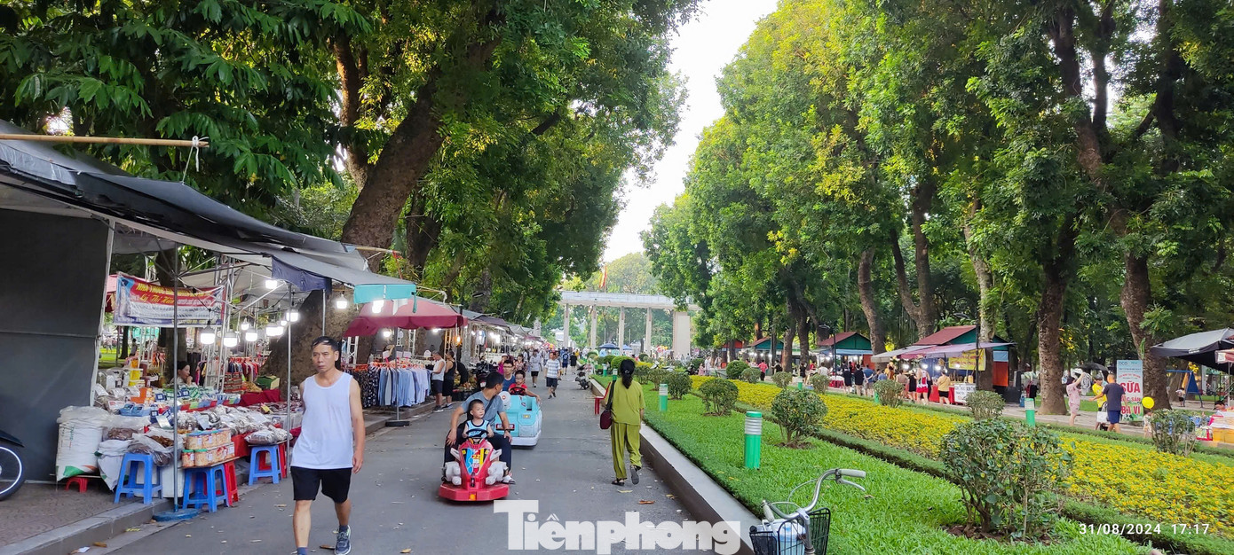 Công viên Thống Nhất là một trong những công viên lớn nhất tại khu vực nội thành Hà Nội, diện tích hơn 48ha, trong đó mặt hồ nước lên tới hơn 21ha. Nằm tại vị trí rất đẹp 4 “mặt tiền” giữa trung tâm quận Hai Bà Trưng, công viên được coi là “lá phổi xanh” quan trọng điều hòa không khí, tạo cảnh quan cho khu vực nội đô.