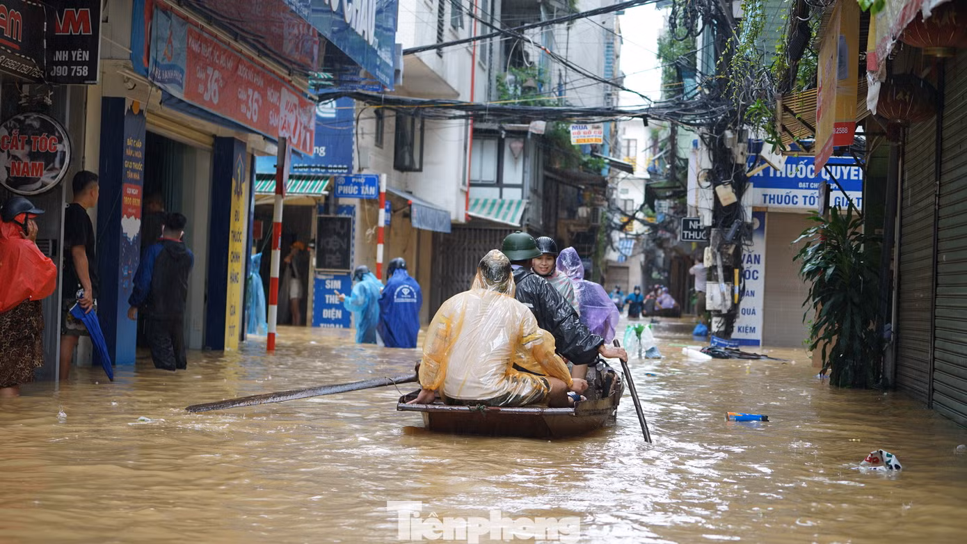 Mực nước sông Hồng tại cầu Long Biên lúc 8h40 sáng 11/9 là 10,99m, dưới báo động III là 51cm. Thời điểm hiện tại, một số tuyến phố thuộc phường Phúc Tân như Bảo Linh, Phúc Tân... (quận Hoàn Kiếm) ngập sâu, có nơi ngập đến 80cm.